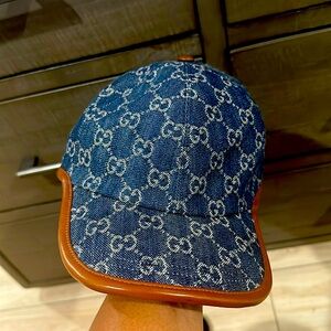 Here, the distinctive GG canvas is displayed against this baseball hat.